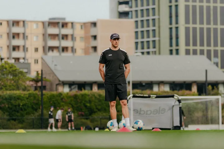 Jan Schmidt coaching a young player
